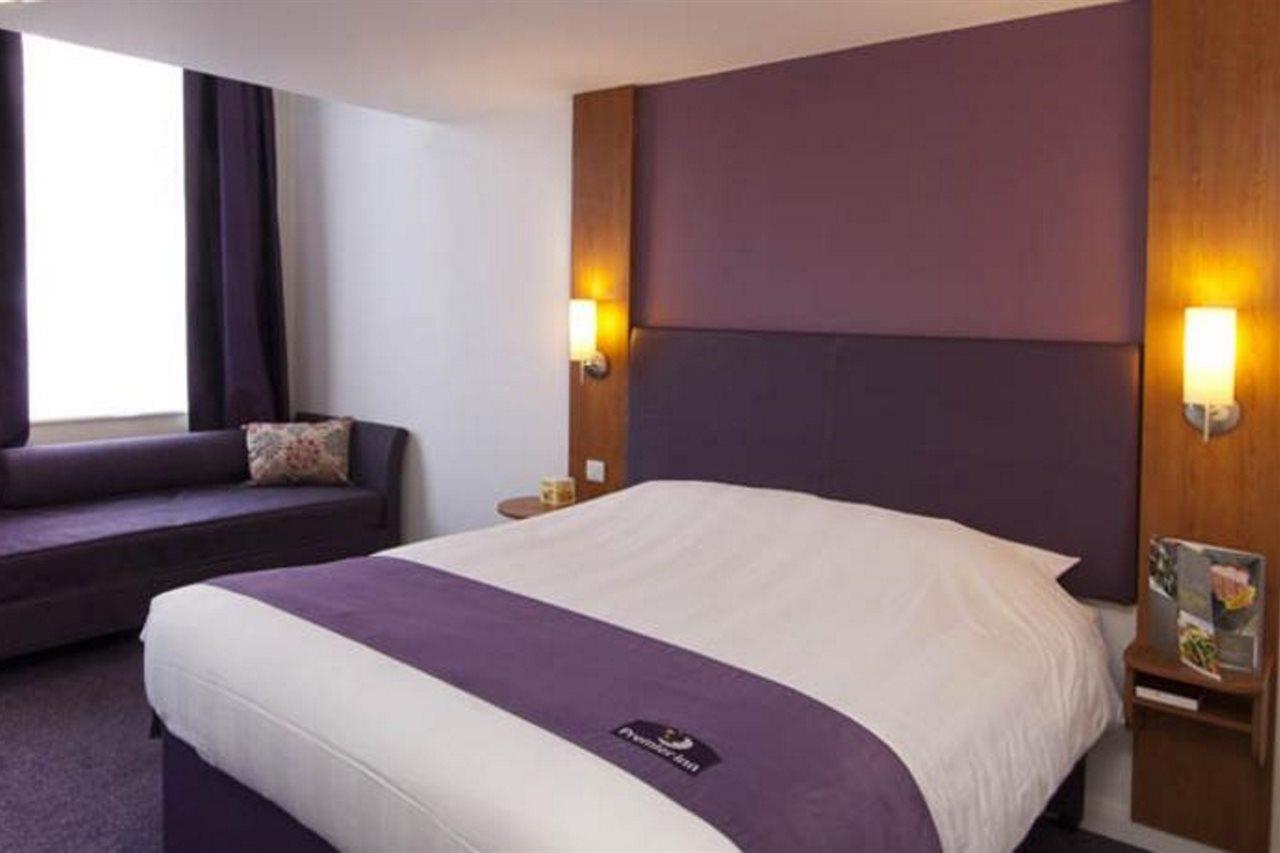 Premier Inn Glasgow Bearsden Exterior photo