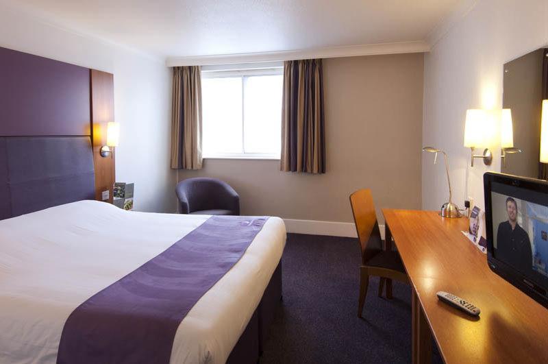 Premier Inn Glasgow Bearsden Exterior photo
