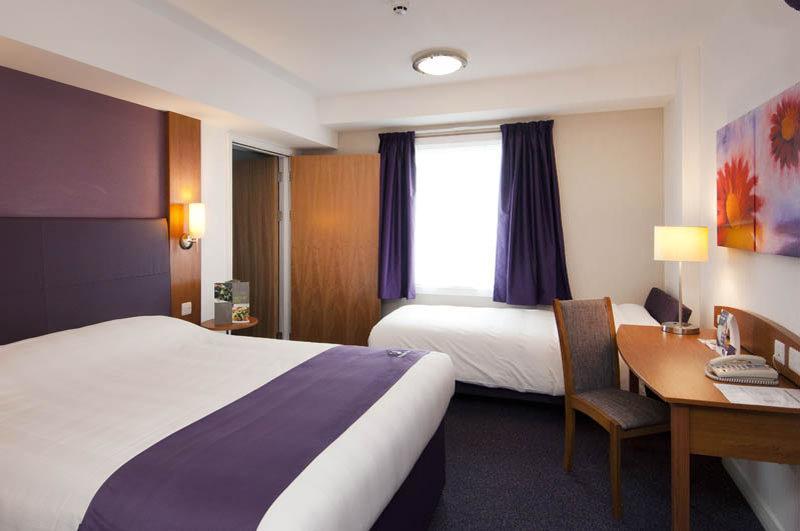 Premier Inn Glasgow Bearsden Exterior photo
