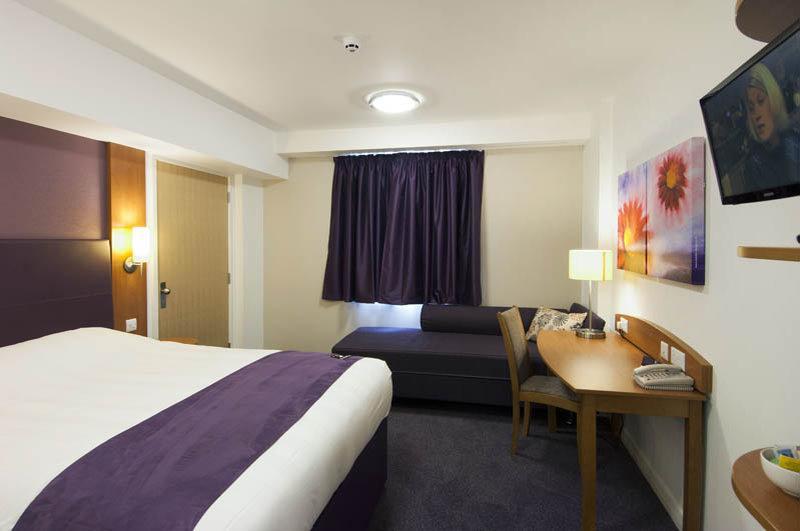 Premier Inn Glasgow Bearsden Exterior photo