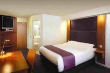 Premier Inn Glasgow Bearsden Exterior photo